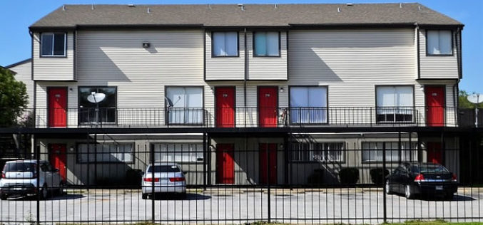 Pros and Cons of Living Off-Campus Your First Semester