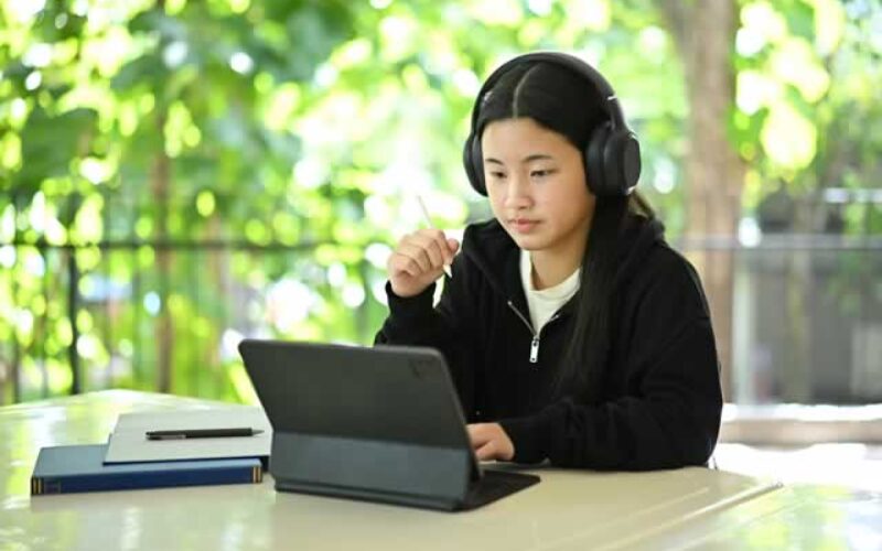 Why College Students Don’t Trust Just One Source