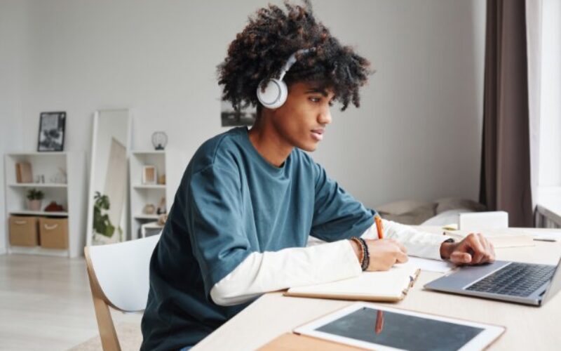 Essential Technology and Cables Every College Student Needs